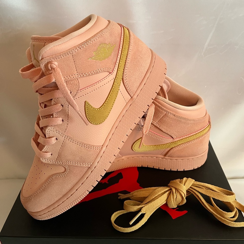 Air Jordan 1 Mid “Coral Stardust”